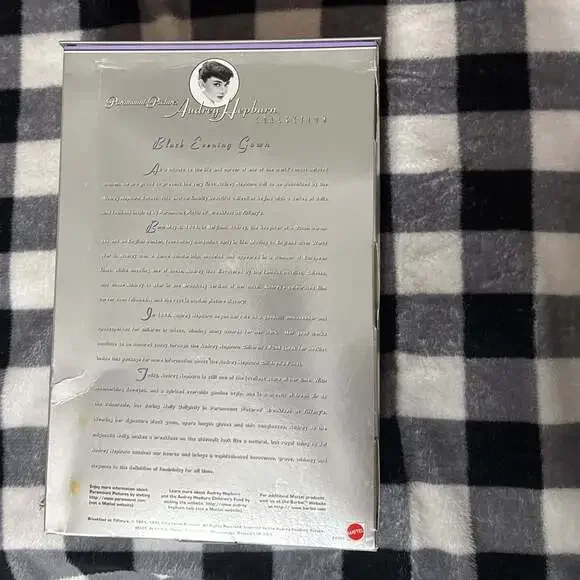 1998 Audrey Hepburn Barbie Doll Breakfast At Tiffany's Classic Edition - Picture 2 of 3